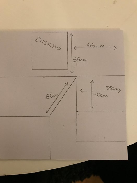 Handritad skiss av köksutrymme med måttangivelser för skåp och diskho.