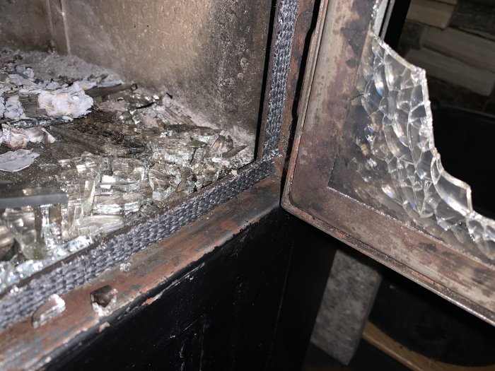 Sprucket glas på plåtkamins lucka efter montering av tätningslist.