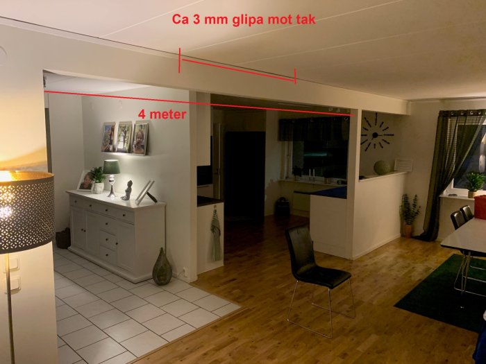 Inredning med limträbalk över öppning på 4 meter med synlig 3 mm glipa mot taket.