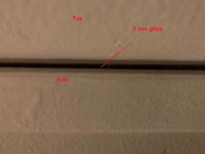 Limträbalk syns böjd med 3 mm glipa mot taket, potentiell svikt indikerad med pil.