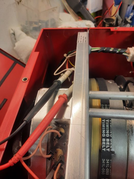 Öppet lock av maskin med synlig kontakt till höger och rotorns avluftsrör.