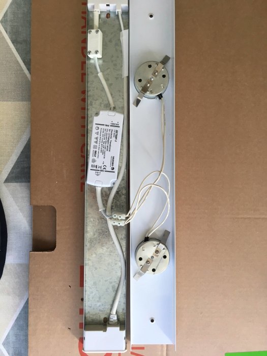 Uppdaterad installation av belysningsarmatur med ny skarv låda och elkablar.