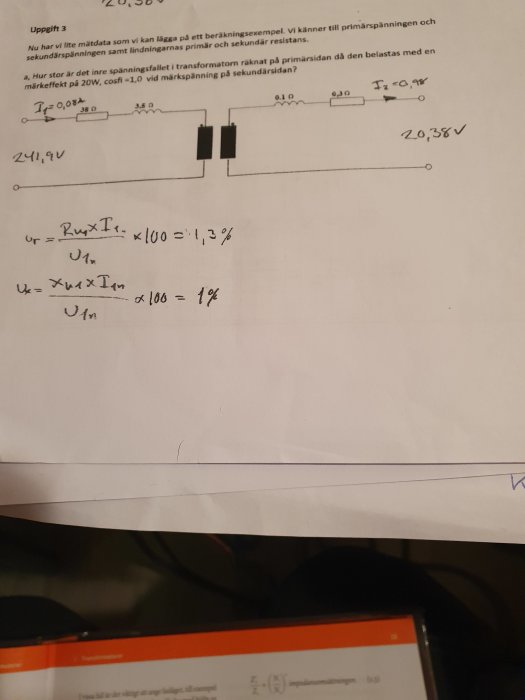 Handskriven beräkning och diagram över en transformator med märkspänningar och relaterade formler.