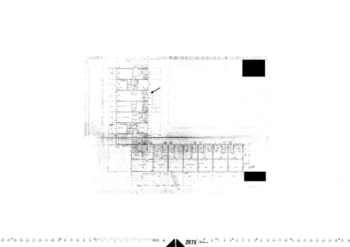 Suddig ritning av ett huskomplex byggt 1967 med omgivande betongväggar.