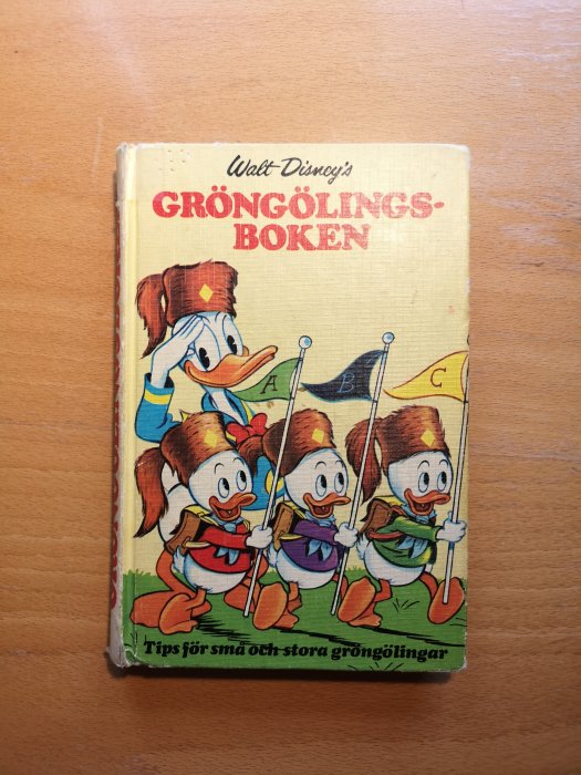 Bokomslag för 'Walt Disney's Gröngölingsboken' med Kalle Anka och tre gröngölingar som håller spadar.