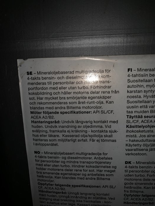 Etikett med text på flera språk för multigrad motorolja för 4-takts bensin- och dieselmotorer.