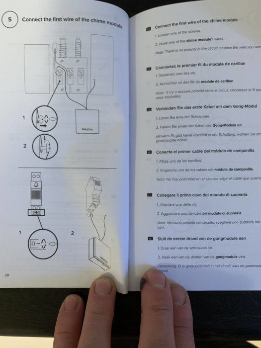 Anvisningar för att koppla första kabeln till en ringklockas klangmodul från en manual, visas på flera språk.