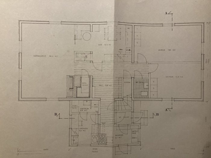 Svartvit ritning av ett hus med markerade rum, möjlig renoveringsplan för 70-tals hus med tillbyggnad.