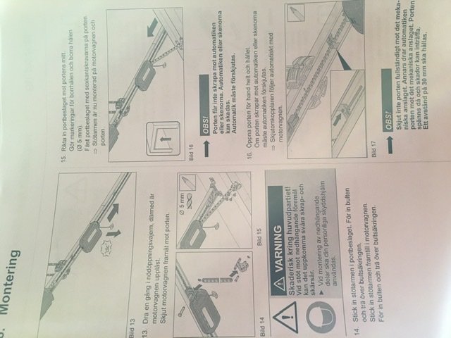 Sida ur en manual som visar monteringssteg för en takskjutport med diagram och textinstruktioner.