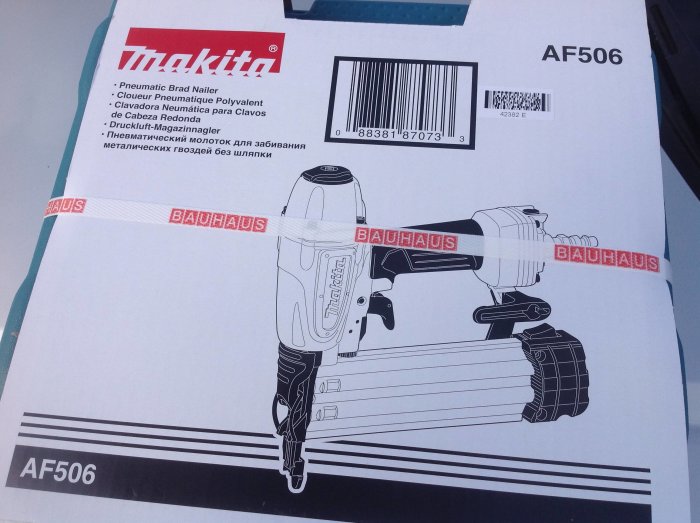 Makita AF506 dyckertpistol i förpackningen med Bauhaus-logotyp och "Lägsta-prisgaranti" band.