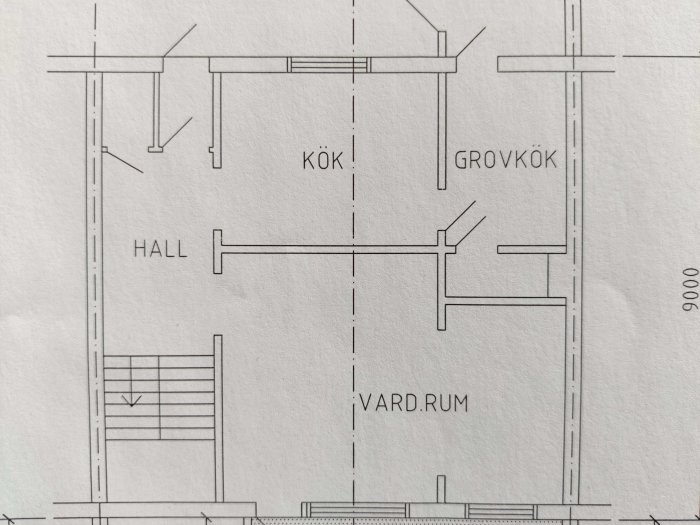 Ritning över husets planlösning som visar väggen mellan kök och vardagsrum som ska tas bort.