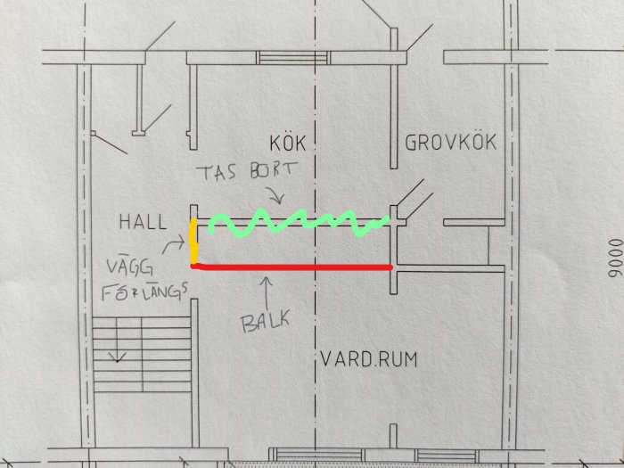Planritning med markerad vägg mellan kök och vardagsrum som ska tas bort och en röd linje som illustrerar en ny balk.