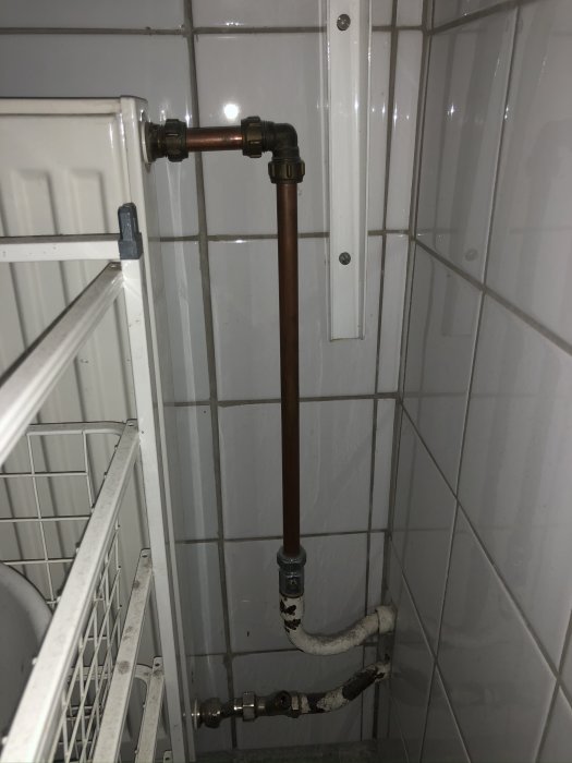 Radiatorrör i tvättstuga som inte kan regleras automatiskt.