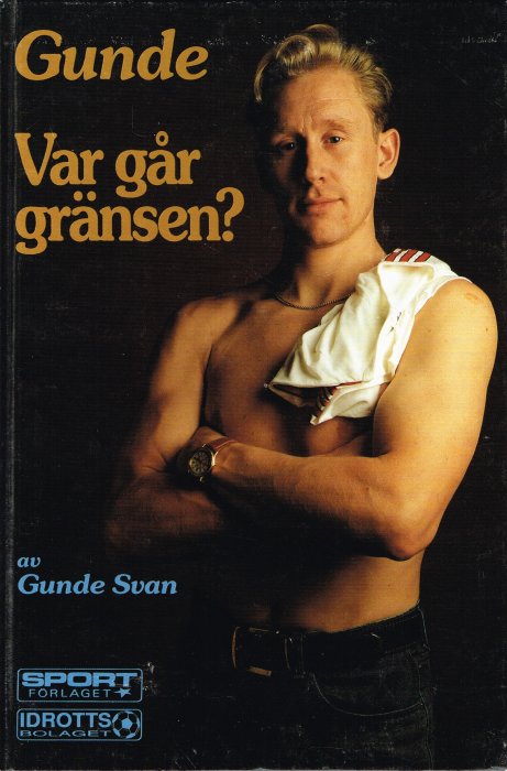 Omslagsbild på boken "Var går gränsen?" av Gunde Svan med författaren iklädd vit ärmlös tröja och jeans.