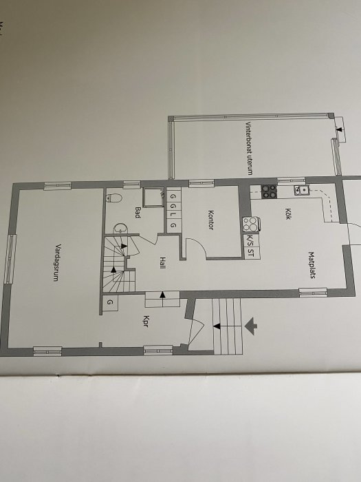 Ritning av enplanshus med markerat uterum, planlösning inkluderar kök, vardagsrum, bad och kontor.