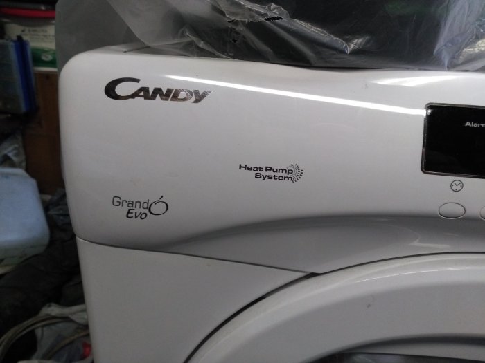 Närbild av en vit Candy Grand Evo torktumlare med värmpumpssystem.