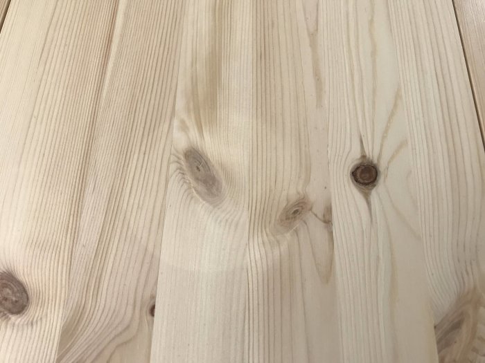 Nyligen lackat matbord i limfogskivor med ljusa fläckar och synliga ådringar.