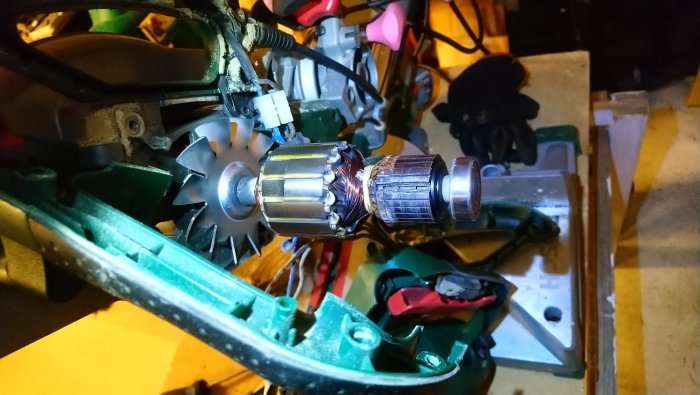 Nedmonterad motorsåg visar en skadad rotor med saknad bit, synliga slitage på komponenter.