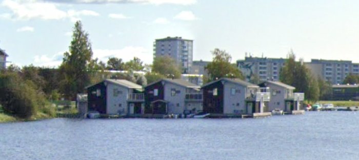 Bostadshus vid vattnet med båtplatser i Karlstad, ej arkitektritat, anses överprisat.