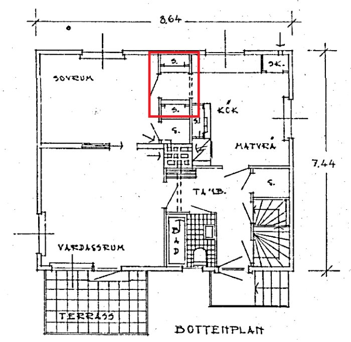 Arkitekturritning av bottenplan som visar serveringsgång med rödmarkerat område för planerad renovering.
