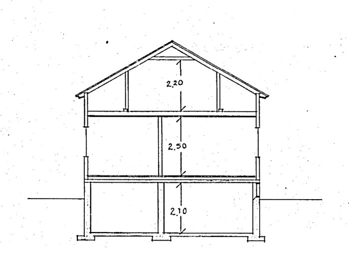Sektionsritning av ett hus med måttangivelser för planlösning.
