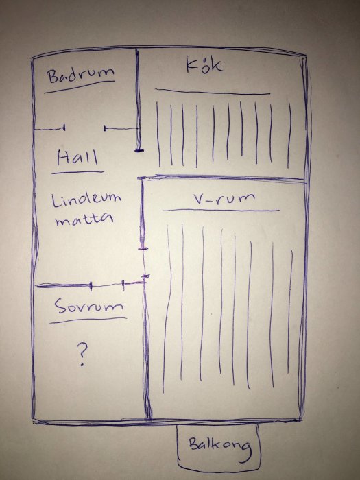 Handritad skiss av en lägenhetsplan med markerade golvläggningsriktningar och rumsetiketter.