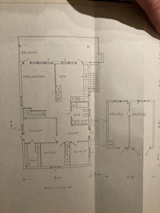 Ritning över bottenplan till ett hus med entré, kök, vardagsrum, badrum, sovrum, förråd och garage.