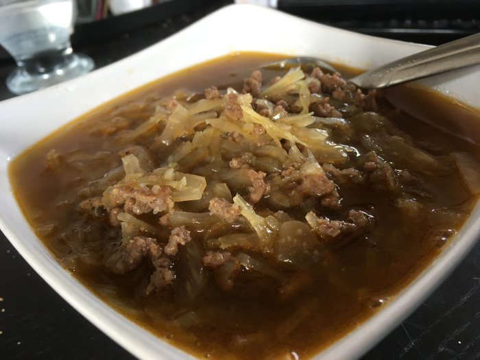 En skål med nikolauktasoppa med köttfärs och strimlad kål.