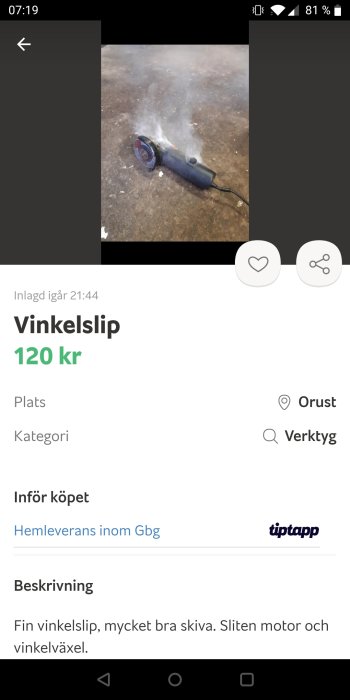 Vinkelslip som ligger på betonggolv och avger rök, antyder en sliten motor.