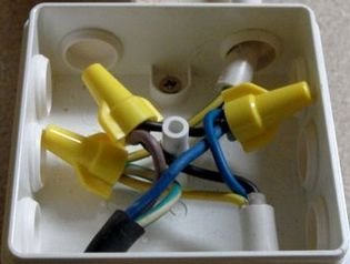 Elektriska kablar med skarvhylsor i en kopplingsdosa.