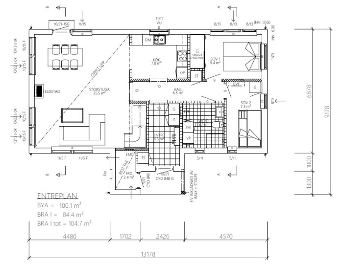 Arkitektonisk planritning av ett hus med markering av kök, storstuga, sovrum och badrum samt dimensioner.