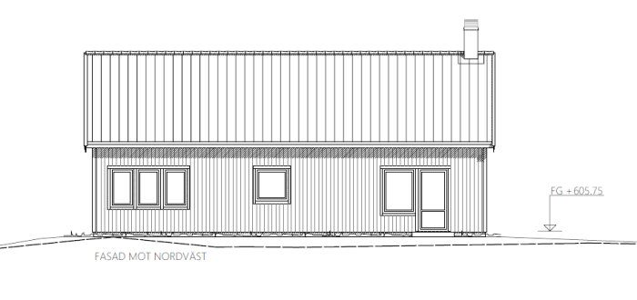 Arkitektritning av husfasad mot nordväst med fönster och skorsten, utan fönster ner till golvet.