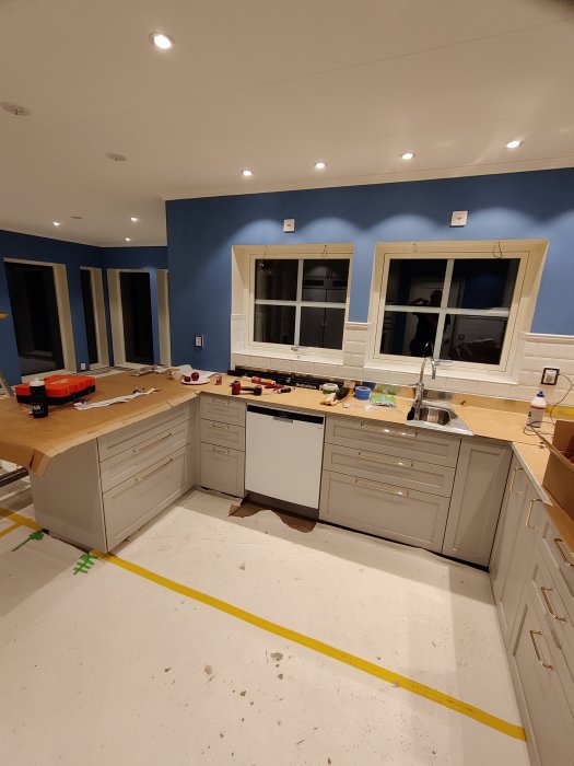 Nyinstallerade Ikea köksluckor och lådor med handtag i en köksrenovering under arbete.