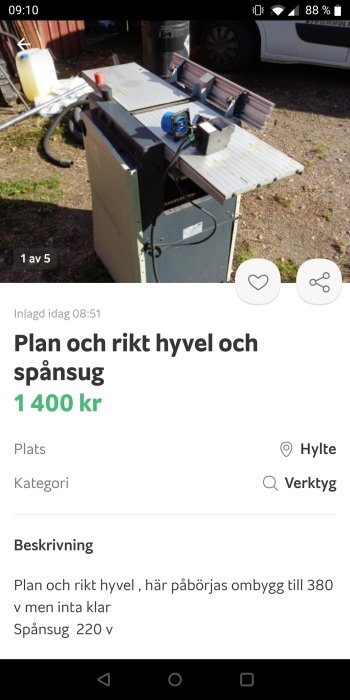 Begagnad plan- och rikthyvel med spånsug i utomhusmiljö, potentiellt renoveringsprojekt, pris 1400 kr.