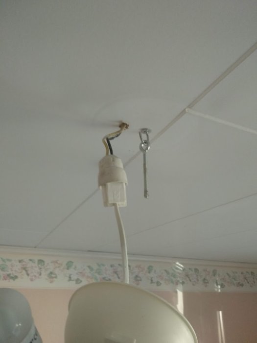 Takdosor med oskyddade elledningar och stolpe, ojordad kontakt, armatur och täcklock.