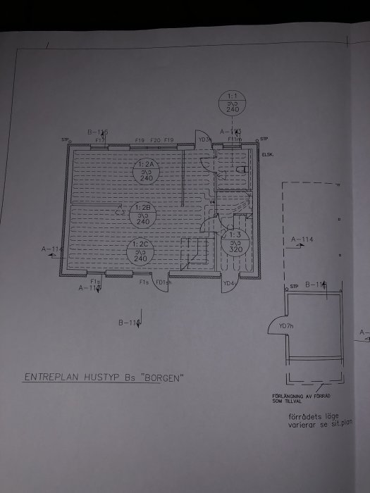 Ritning av entreplan för en husmodell med beteckningar av rum och dimensioner, relaterat till en golvvärmejustering.