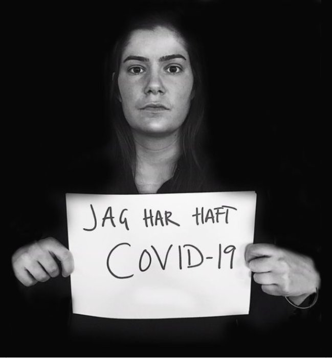 Person som håller upp skylt med texten "Jag har haft COVID-19