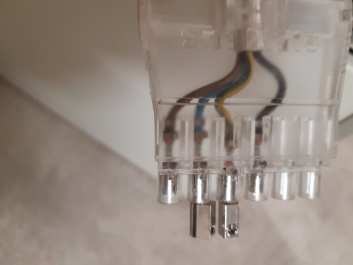 Närbild på en transparent 400V elkontakt med synliga färgade kablar och märkningen "STARK".