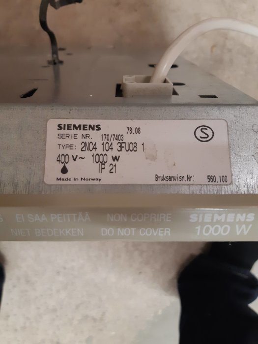 Etikett på en Siemens-enhet som visar teknisk information och varningstexter, bekräftar att den är en 400V, 1000W apparat.