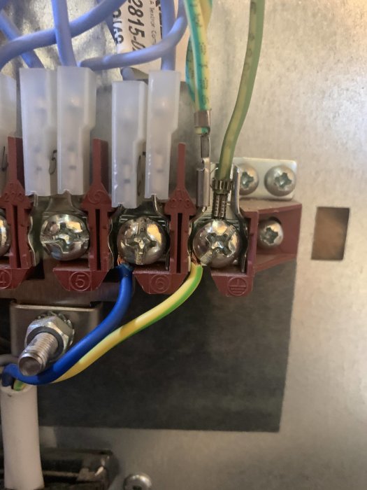 Elektrisk anslutning med jordkabel felaktigt ansluten till en neutral skena.