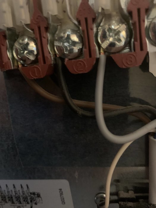 Elkablar kopplade till säkringar i en elcentral, fråga om korrekt installation.