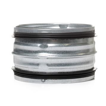 En invändig spiroskarv i metall för ventilationssystem på vit bakgrund.