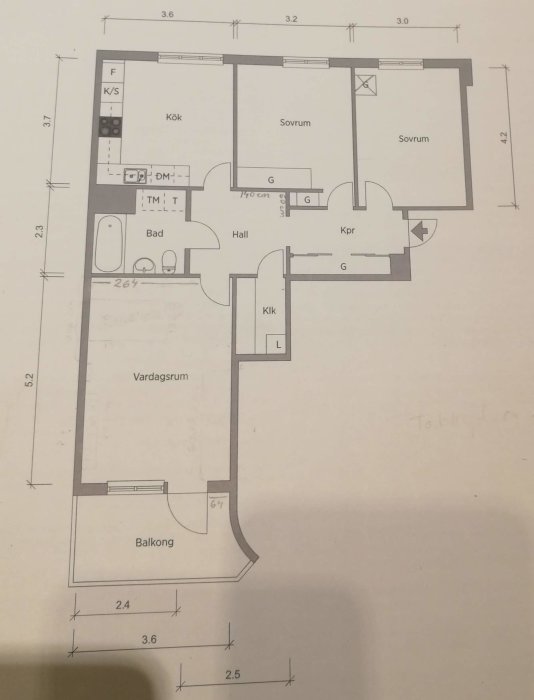 Planritning av en 3:a på 79 kvm med kök, vardagsrum, två sovrum, badrum, hall och balkong.