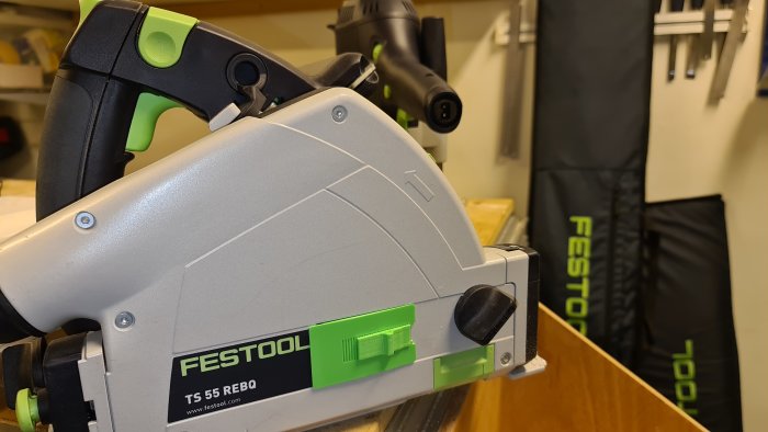 Närbild av en Festool cirkelsåg TS 55 REBQ med proppen insatt för bättre spånupptagning.