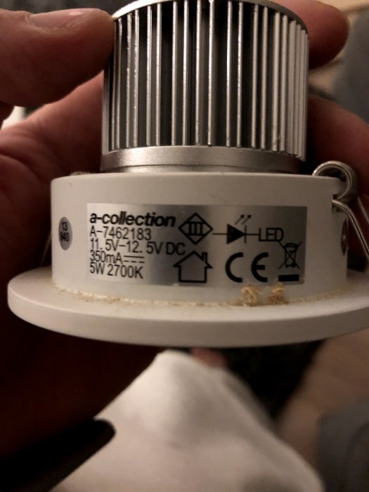 Närbild på LED-transformator för spottar med teknisk specifikation.