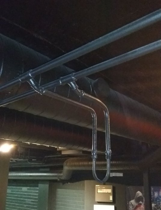 Rörsystem i tak med "kortslutning" där rörstump kopplar ihop två radiatorledningar.