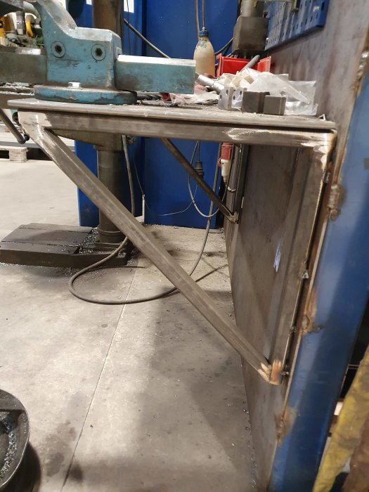 Svetsad metallkonstruktion med fogar på en verkstadsbänk.