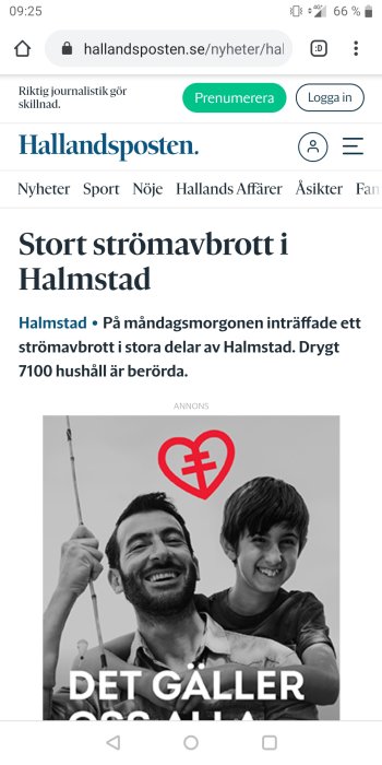 Skärmklipp av en nyhetsartikel om stort strömavbrott, med ett glatt vuxet och barn som håller en glödlampa.