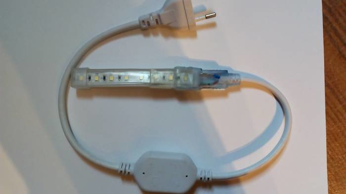 En 230V LED-strip på 10 cm med kontakt och genomskinligt hölje som används som belysning i en verktygslåda.