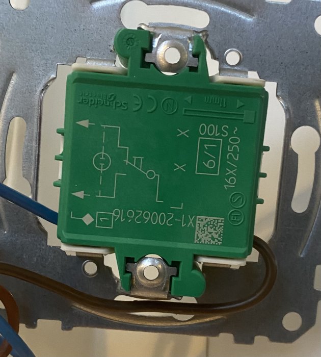 Vadsbo UDN 100 dimmer monterad på en vägg med synliga anslutna kablar och elektriska diagram på enheten.